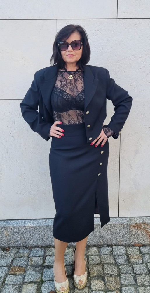 Bluzka Coquette z delikatnej koronki typu francuskiego o miękkiej delikatnej fakturze, długi rękaw, lekko poszerzany