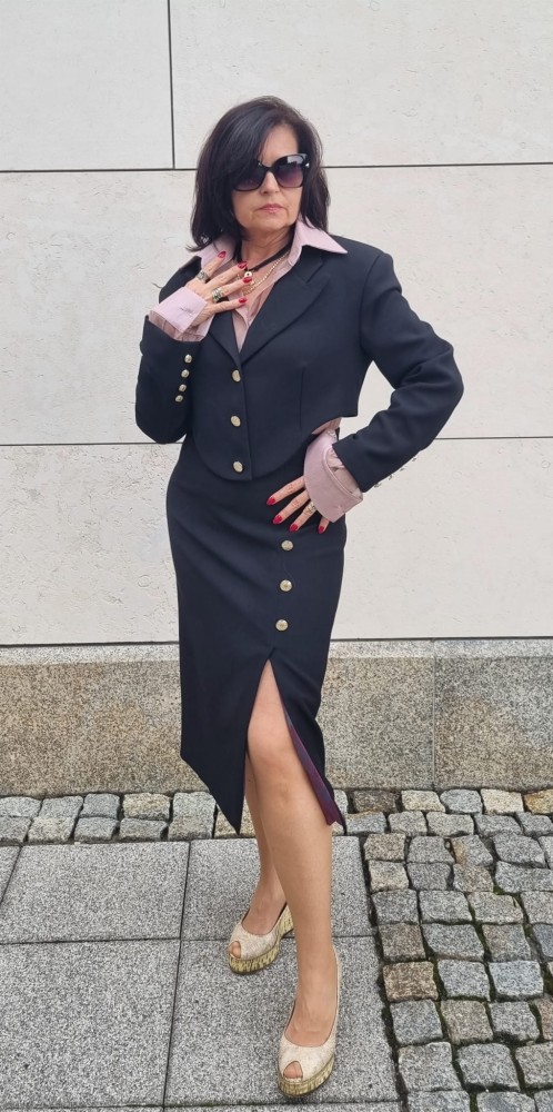 Marynarka damska The Crescent Black - czarna, elegancka, awangardowy krój, lekko poszerzone ramiona, ozdobne złote guziki