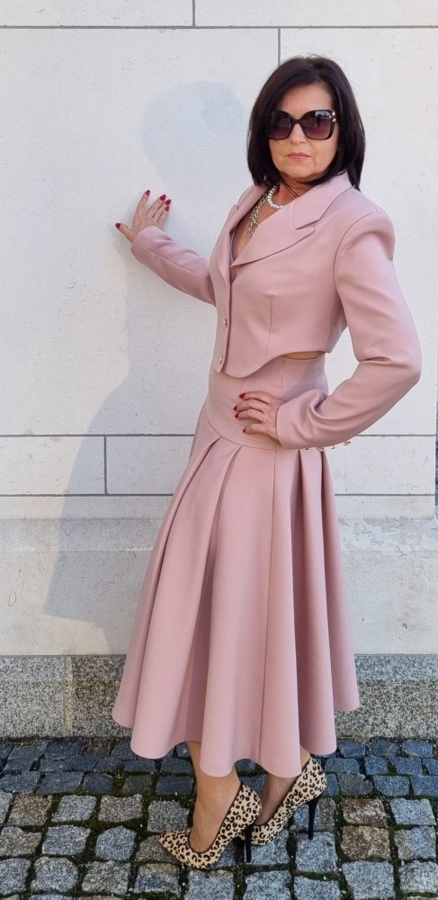 Marynarka damska The Crescent Blush - brudny róż, szerokie ramiona, asymetria, proste rękawy, guziki