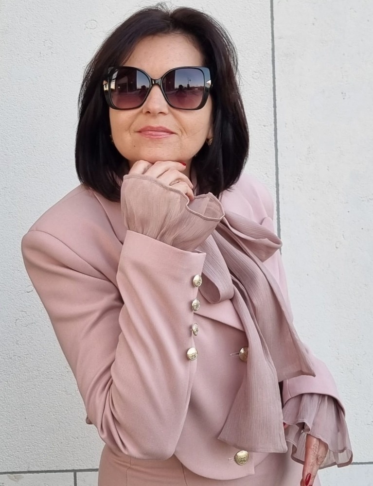 Marynarka damska The Crescent Blush - brudny róż, szerokie ramiona, asymetria, proste rękawy, guziki