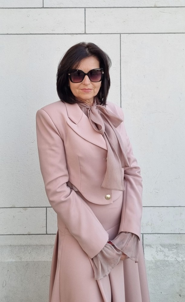 Marynarka damska The Crescent Blush - brudny róż, szerokie ramiona, asymetria, proste rękawy, guziki