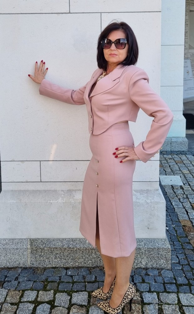 Spódnica The Pensil Rose - brudny róż, wąska, wysoki stan, rozporek z przodu, ozdobne guziki