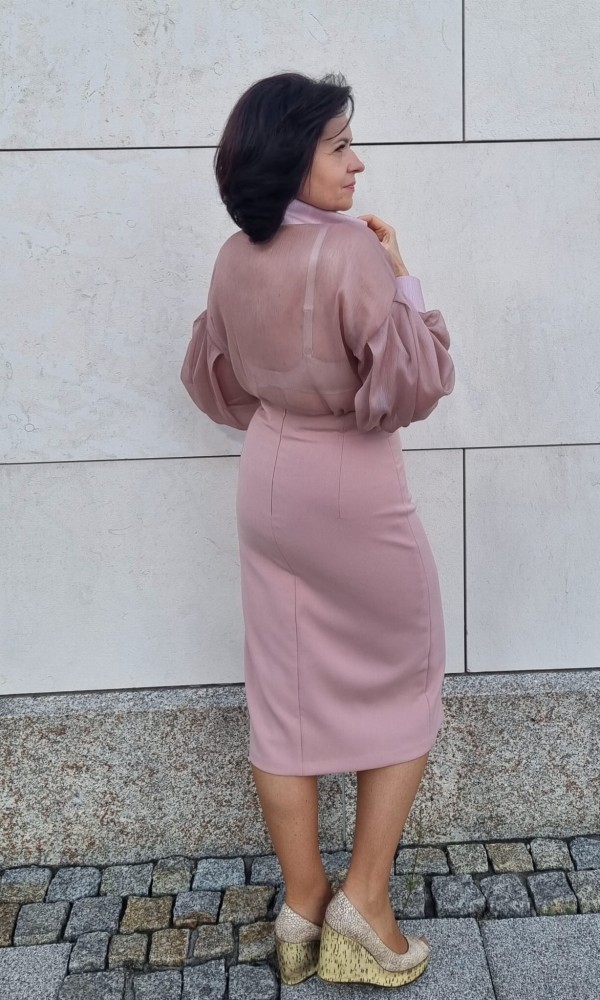 Koszula damska Drama- transparentna, brudny róż, bufiaste rękawy, obniżona linia ramion, usztywniony mankiet i kołnierzyk