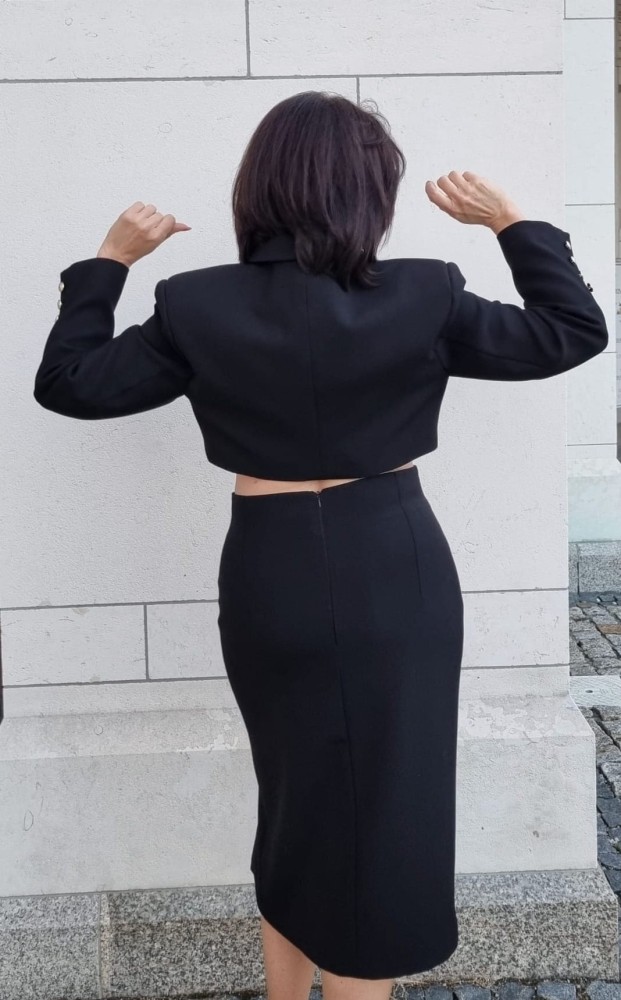 Marynarka damska The Crescent Black - czarna, elegancka, awangardowy krój, lekko poszerzone ramiona, ozdobne złote guziki