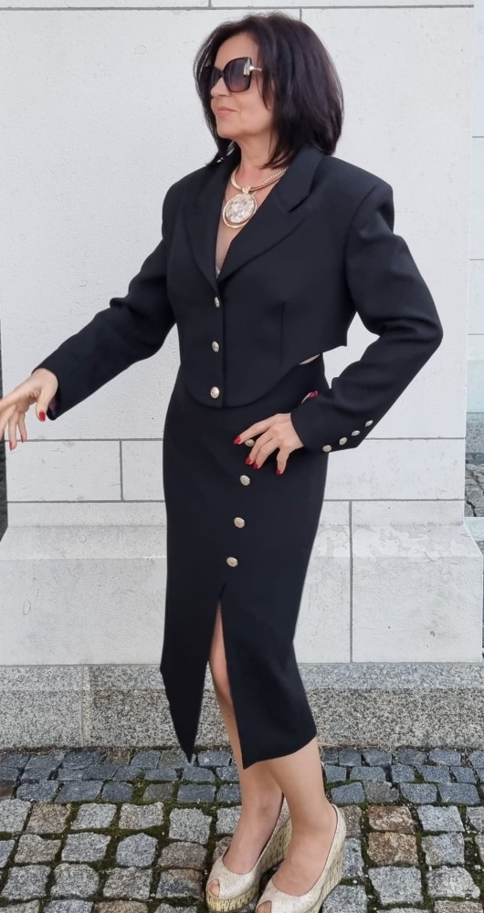 Marynarka damska The Crescent Black - czarna, elegancka, awangardowy krój, lekko poszerzone ramiona, ozdobne złote guziki