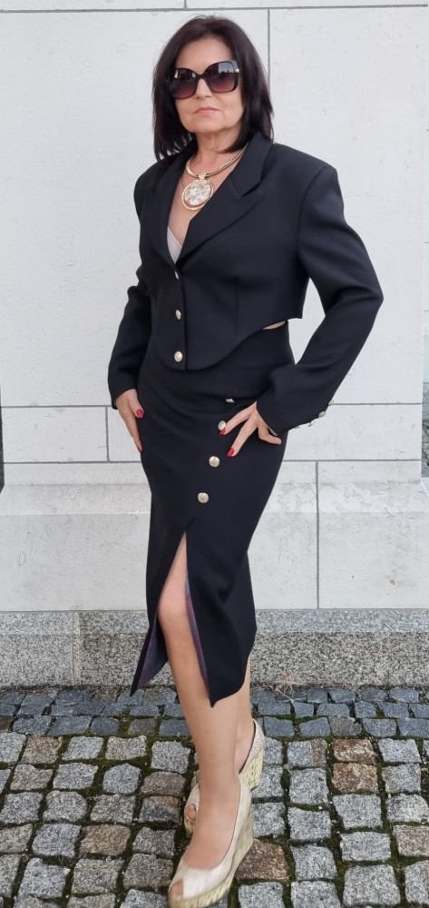 Marynarka damska The Crescent Black - czarna, elegancka, awangardowy krój, lekko poszerzone ramiona, ozdobne złote guziki