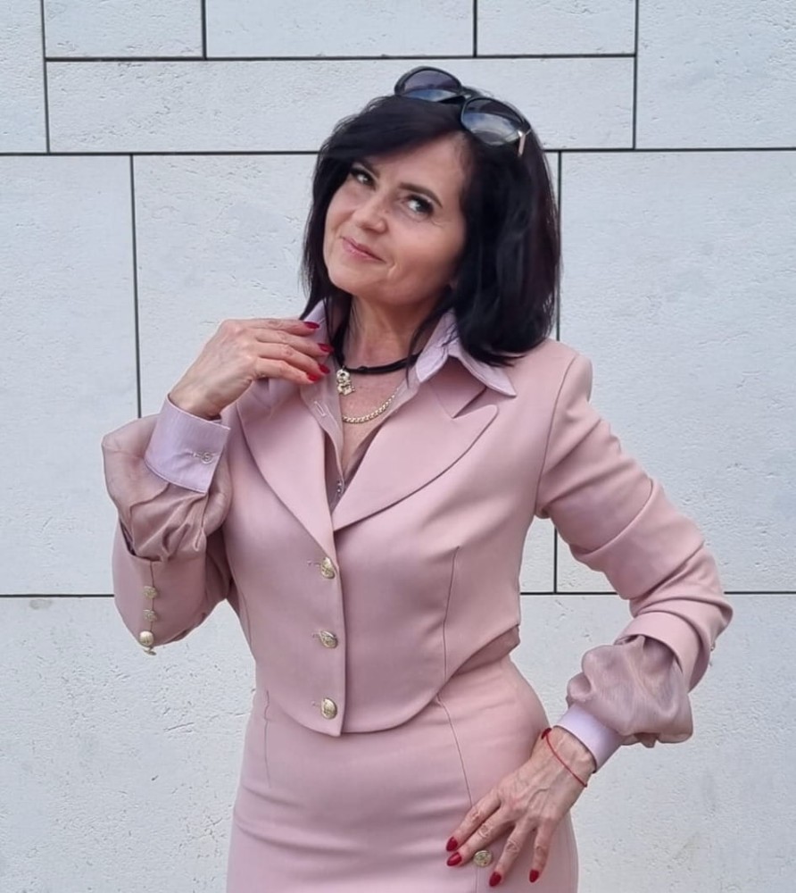 Marynarka damska The Crescent Blush - brudny róż, szerokie ramiona, asymetria, proste rękawy, guziki